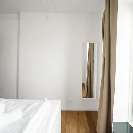Fantastic 2-bed With Balcony Apartment